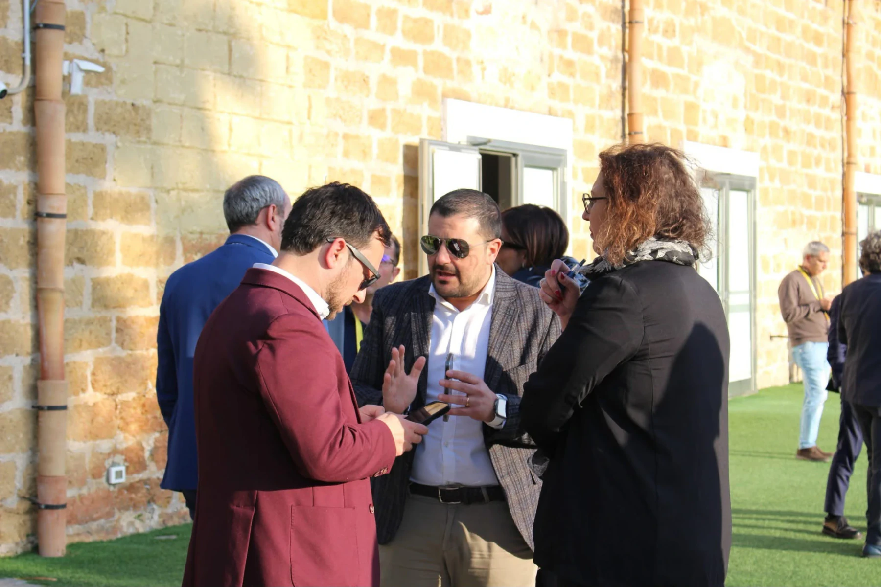 Salvo Zappalà a confronto con alcuni partecipanti durante un evento all'aperto