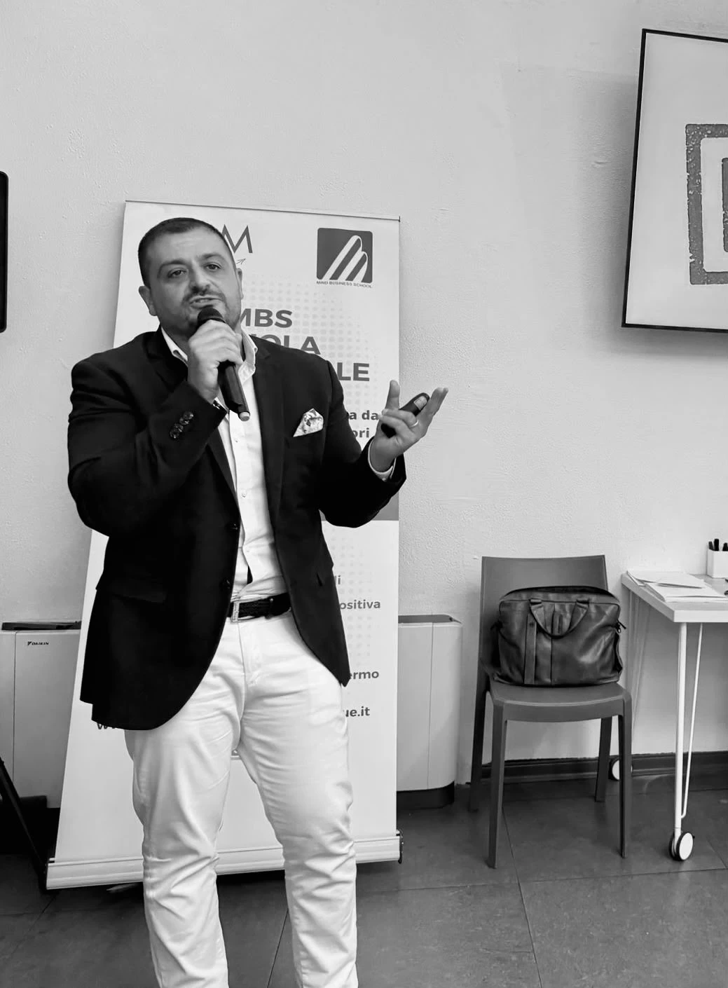 Salvo Zappalà parla al microfono durante un incontro di formazione